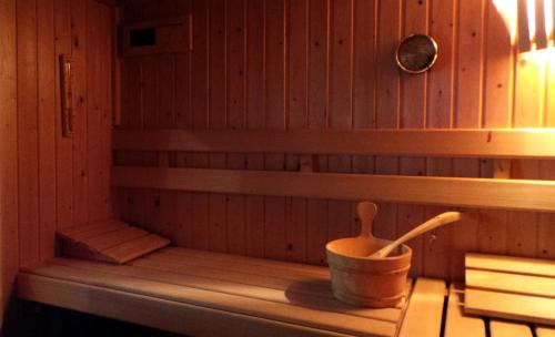 Lekkerkerk Apartamento | De Kapiteinshut aan de rivier met XL ligbad en sauna