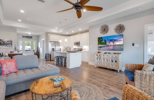 East End Casa | De La Sol: Charming SGI Home - Private Pool, Pet Friendly, Sleeps 10!