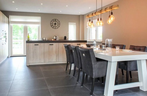 Idskenhuizen Casa | De Sinnekening is a 6 person water villa