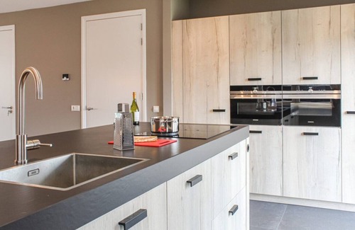 Idskenhuizen Casa | De Sinnekening is a 6 person water villa