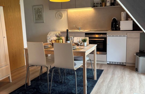 Vollerwiek Apartamento | Hermoso apartamento amueblado en azul y blanco para 4 personas
