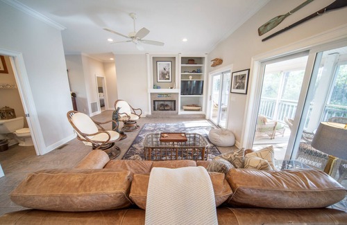 Plantation Casa | Deacon Blues, 3BR/2.5BA Dog-Friendly Home inside Plantation, Sleeps 7