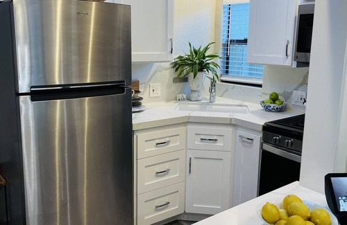 Woodland Hills Casa | DEAL Honeymoon one bedroom Luxury remodeled Victorian/ Beautiful Backyard