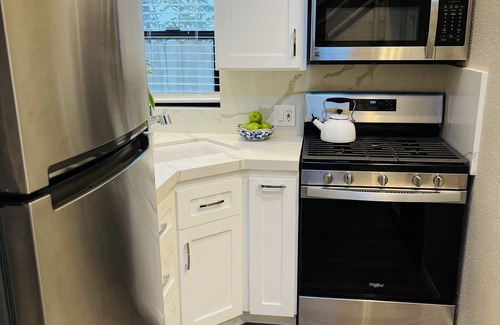 Woodland Hills Casa | DEAL Honeymoon one bedroom Luxury remodeled Victorian/ Beautiful Backyard