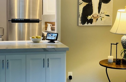Woodland Hills Casa | DEAL Honeymoon one bedroom Luxury remodeled Victorian/ Beautiful Backyard