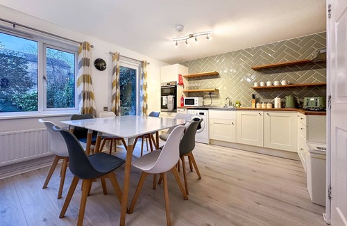 Peterborough Casa | Deals 6BR House Contractor & Group Stay | Clayton