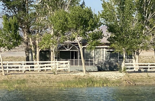 Olancha Cabina | Death Valley Passageway Lakeside Cabin A at Lake Olancha