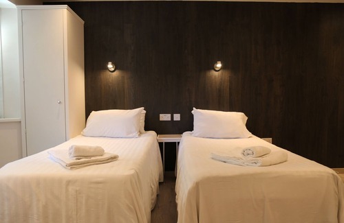 Brunel Cama Y Desayuno | Debden Guest House