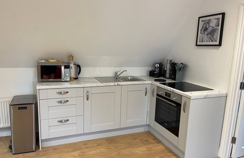 Howlett End Cabaña | Debussys Guest House - 2 bed and 2 bathroom, near Saffron Walden