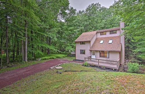 Pocono Lake Casa | Deck and Fire Pit Pocono Lake Home Near Skiing!