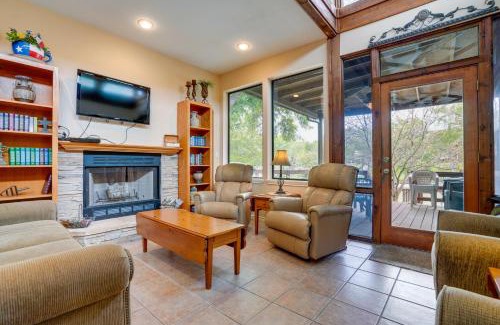 McQueeney Casa | Deck and Gas Grill Riverfront McQueeney Duplex