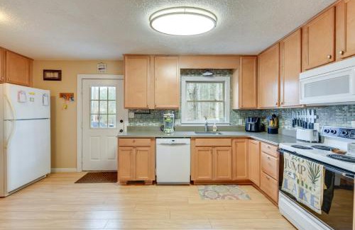 Bracey Apartamento | Deck and Lake Gaston Access Dog-Friendly Getaway
