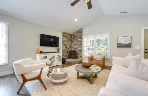 Cullowhee Casa | Deck and Mtn Views Riverfront Cullowhee Home