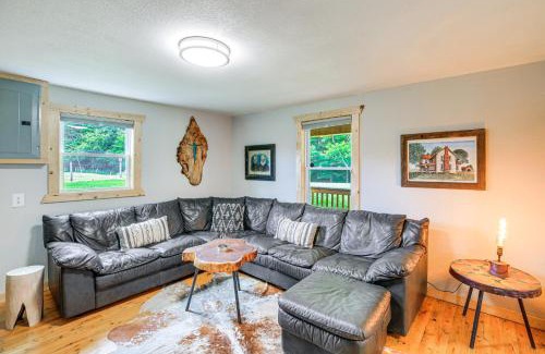 Piney Creek Casa | Deck and Scenic View Historic Cabin in Piney Creek!