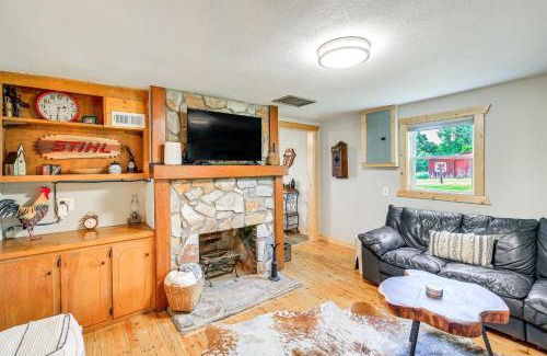 Piney Creek Casa | Deck and Scenic View Historic Cabin in Piney Creek!