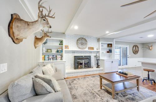 Hodgen Casa | Deck and Views Spacious Lake House Escape