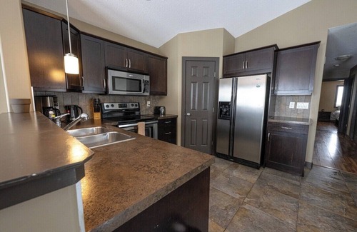 Grande Prairie Casa | Deck & BBQ / Great Location / 3 beds / 1 Bath