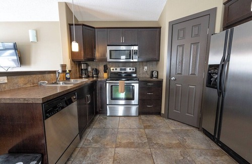 Grande Prairie Casa | Deck & BBQ / Great Location / 3 beds / 1 Bath