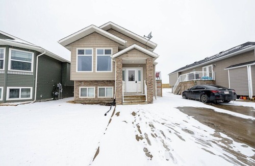 Grande Prairie Casa | Deck & BBQ / Great Location / 3 beds / 1 Bath