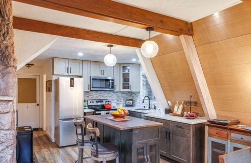 Dorrington Cabina | Deck & EV Charger: Pet-Friendly Arnold Cabin!