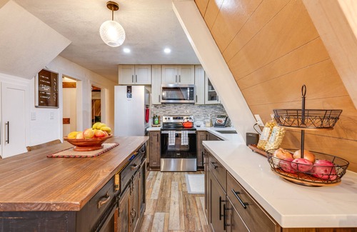 Dorrington Cabina | Deck & EV Charger: Pet-Friendly Arnold Cabin!