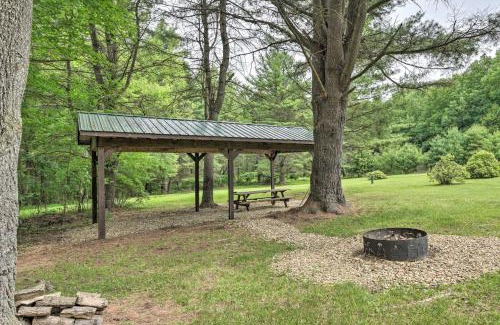 Benezette Casa | Deck, Fire Pit and Yard Mountain Escape!