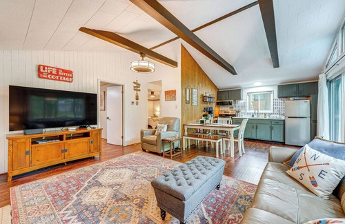 Pocono Lake Cabaña | Deck & Fire Pit: Pet-Friendly Pocono Lake Abode!