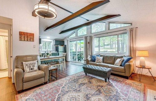 Pocono Lake Cabaña | Deck & Fire Pit: Pet-Friendly Pocono Lake Abode!