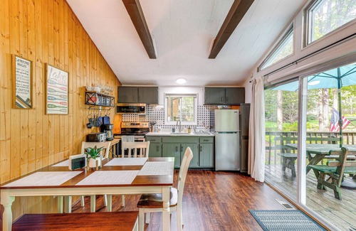 Pocono Lake Cabaña | Deck & Fire Pit: Pet-Friendly Pocono Lake Abode!