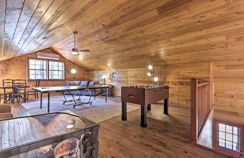Pine Casa | Deck, Games and Fire Pit Modern Pine Cabin!