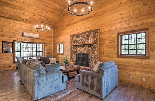 Pine Casa | Deck, Games and Fire Pit Modern Pine Cabin!