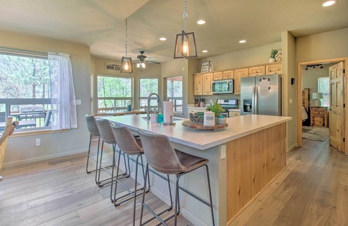 Sierra Pines Cabina | Deck, Grill & Fire Pit: Spacious Show Low Hideaway