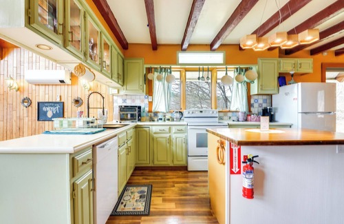 Vernon Apartamento | Deck, Mountain Views: Colorful Retreat in Vernon!