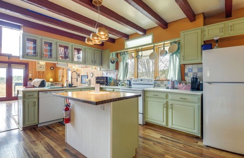 Vernon Apartamento | Deck, Mountain Views: Colorful Retreat in Vernon!
