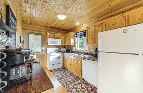 Purlear Cabina | Deck & Views: Blue Ridge Mountain Cabin