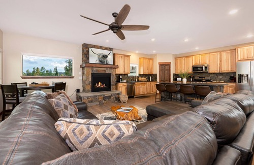 Grand Lake Cabina | Deck w/ Expansive Mountain Views, Pool Table - New Construction, Close to Town