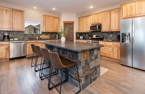 Grand Lake Cabina | Deck w/ Expansive Mountain Views, Pool Table - New Construction, Close to Town