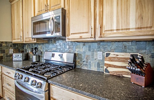 Grand Lake Cabina | Deck w/ Expansive Mountain Views, Pool Table - New Construction, Close to Town