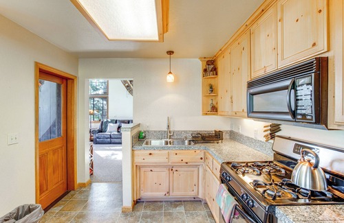 Bear Valley Cabina | 1 Mi to Skiing: Cabin w/ Deck in Bear Valley!
