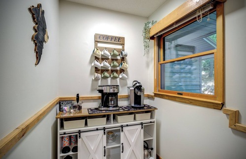 Fleetwood Cabina | Decked Out Bear Den - Hot Tub, Game Room, Dog Friendly