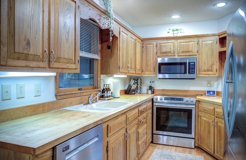 Fleetwood Cabina | Decked Out Bear Den - Hot Tub, Game Room, Dog Friendly