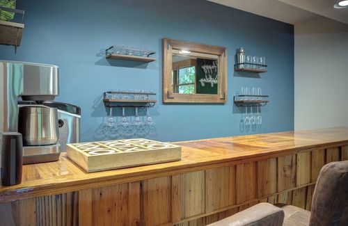 Fleetwood Cabina | Decked Out Bear Den - Hot Tub, Game Room, Dog Friendly