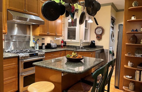 Lake Street Apartamento | Decks, Views, Large 4 BR. SF's coolest¹ neighborhood, and family-friendly!