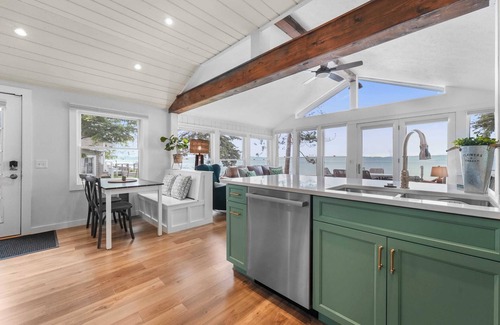 Lake Township Casa | Deckside Dreams on Crystal Lake