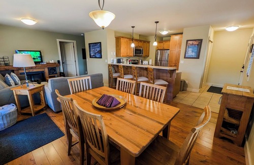 Golden Condominio | Deckview: 2-bedroom top floor condo with hot tub and mountain views
