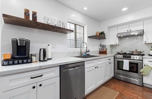 Monterey Park Casa | Deco Casa: Cozy Gated Modern Spanish Family Home - 3 min drive to I-10