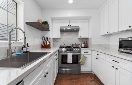 Monterey Park Casa | Deco Casa: Cozy Gated Modern Spanish Family Home - 3 min drive to I-10