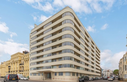 Hove Apartamento | Deco Seafront | By My Getaways