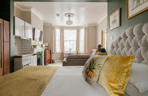 Brighton Apartamento | Deco Studio: King bed, kitchenette, stylish & comfortable