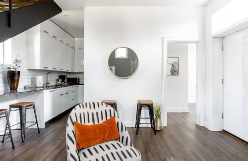 Le Droit Park Casa | Decompress in the Zen Surroundings of a Cozy Carriage House